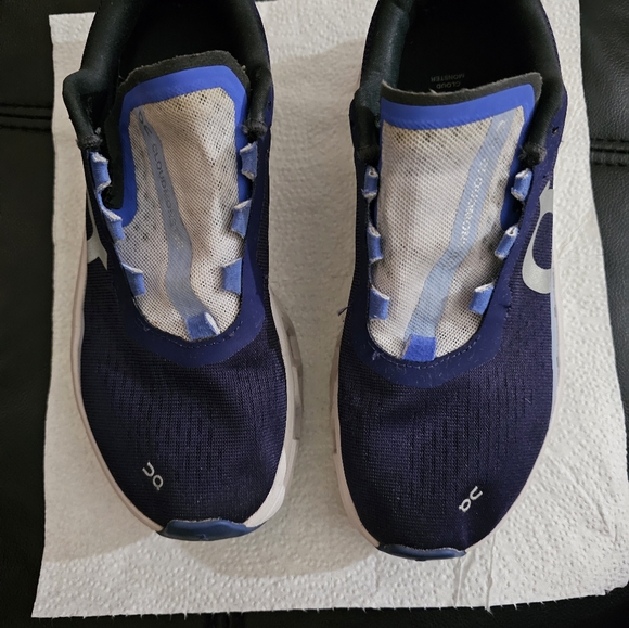 On sneakers - Picture 2 of 9